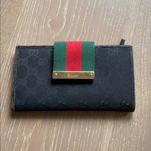Gucci signature wallet (AUTHENTIC)